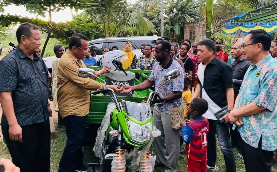 Sulaeman Berikan Motor Roda Tiga kepada Masyarakat Merauke